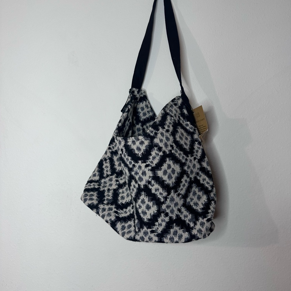 Stylish Black and White Geometric Shoulder Bag - Picture 2 of 4